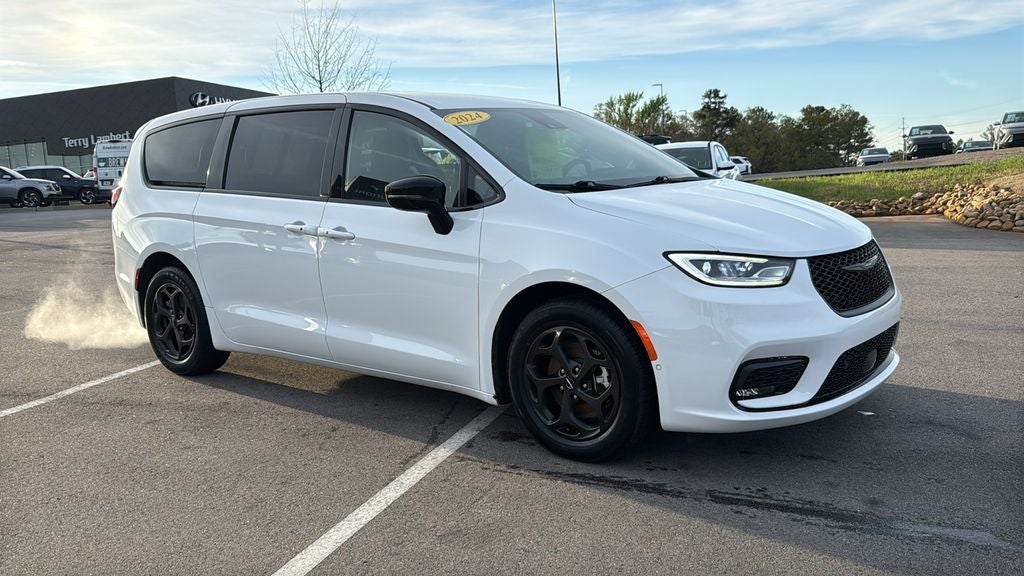 2024 Chrysler Pacifica Hybrid Select in Bright White Clearcoat — front three-quarter view