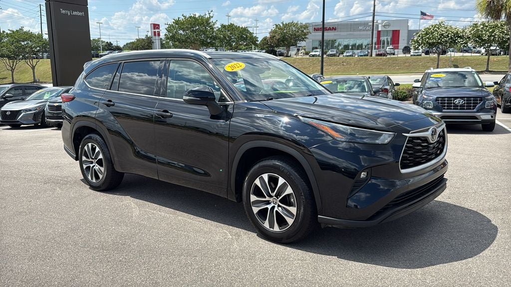 2022 Toyota Highlander XLE in Midnight Black Metallic — front three-quarter view